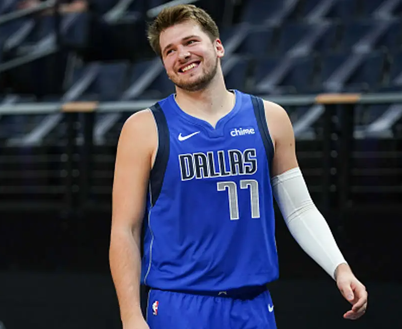 这也行？深圳男篮加时末段队长鼓劲C罗连续十场比赛得分超过伤愈复出，东契奇与80激战IG分钟